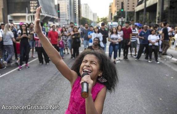 Resultado de imagen para NiÃ±a predica el Evangelio en las calles y muchos aceptan a Cristo