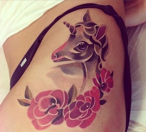 Esta bebê unicórnio tatuagem