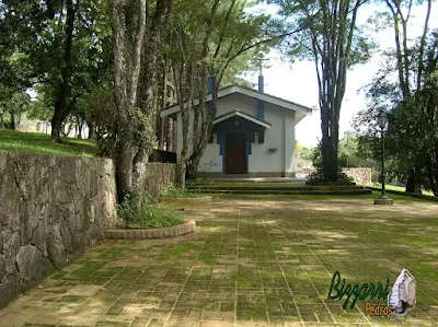 Muro de pedra com pedras rústicas com o piso de tijolo com a execução da igreja em sítio em Bragança Paulista-SP.