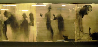 το έργο Η ουρά του Νίκου Κεσσανλή στον σταθμό Ομόνοια του μετρό της Αθήνας