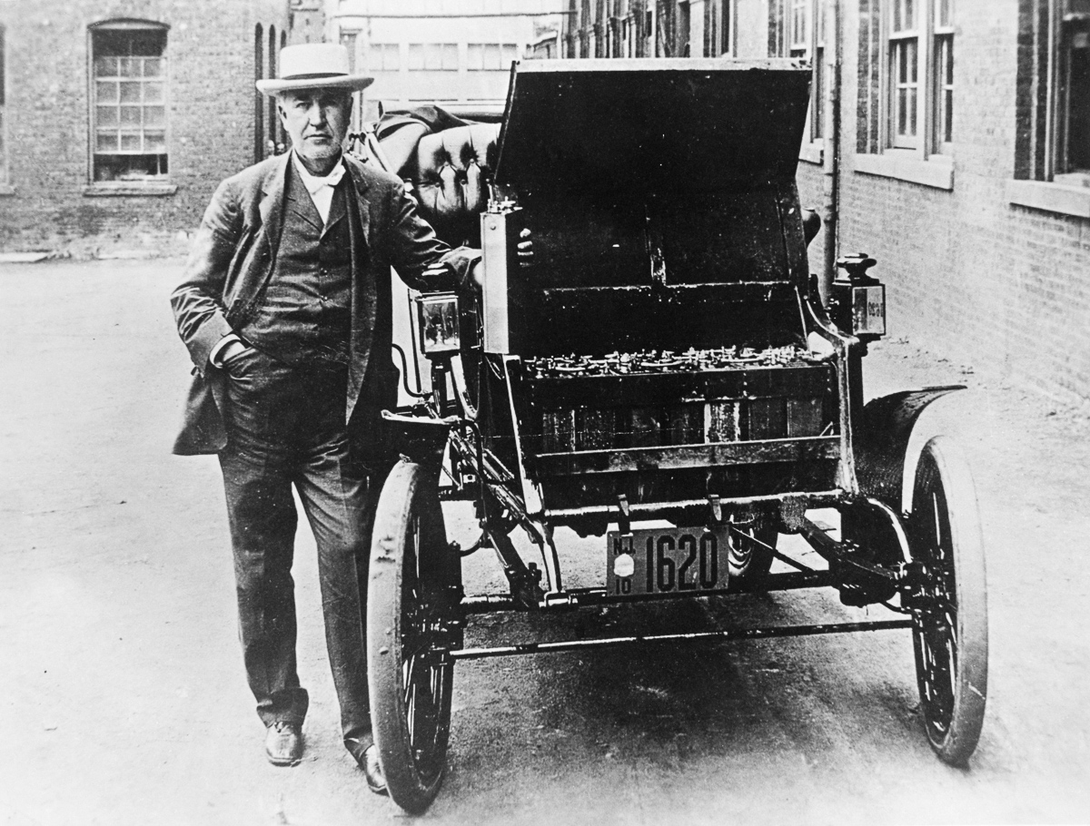 Amazing Photos of the First Electric Cars From the 1890s