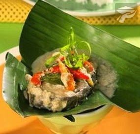 Botok Jerohan kemudian bungkus dengan daun pisang beserta bumbu Botok Jerohan
