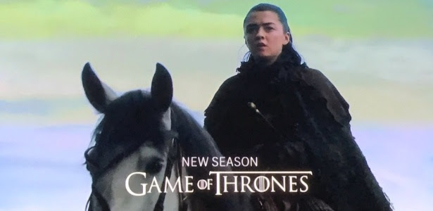 Arya surge montada em um cavalo em cena da sétima temporada de "Game of Thrones" (Foto: Reprodução/HBO)