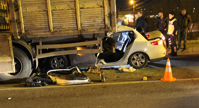Diyarbakır Gazi Yaşargil EAH Kavşağında otomobil TIR'ın altına girdi: 4 ağır yaralı Diyarbakır Gazi Yaşargil EAH Kavşağında otomobil TIR'ın altına girdi: 4 ağır yaralı