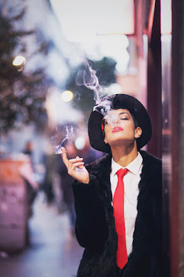 La modelo fuma un cigarro apasionadamente con el sombrero de mujer de fieltro negro by @nilataranco