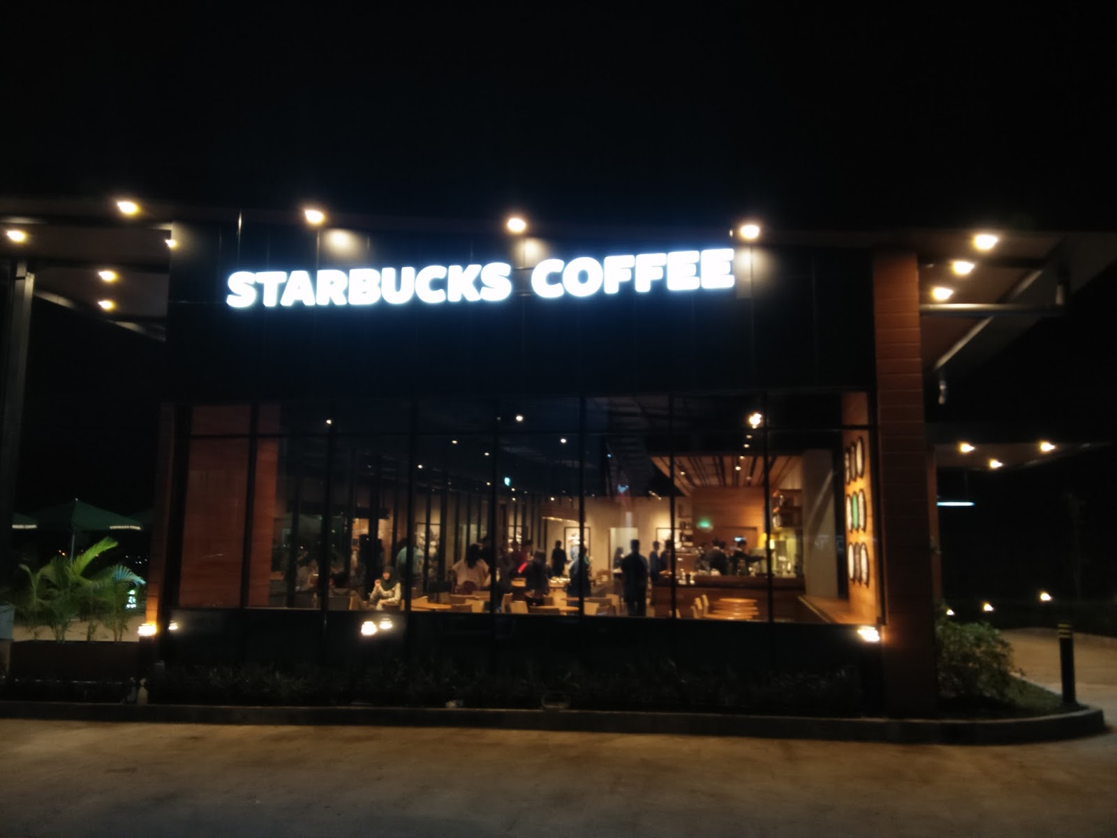 Pre Opening store Starbucks rest area KM 22 SemarangSolo Warna warni hidup