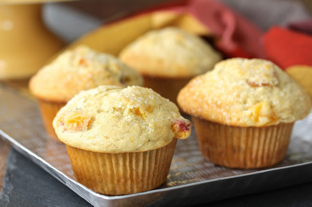Muffins filled with fresh peaches