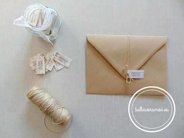 Wedding stationery Sobre decorado en madera, kraft y cordón natural