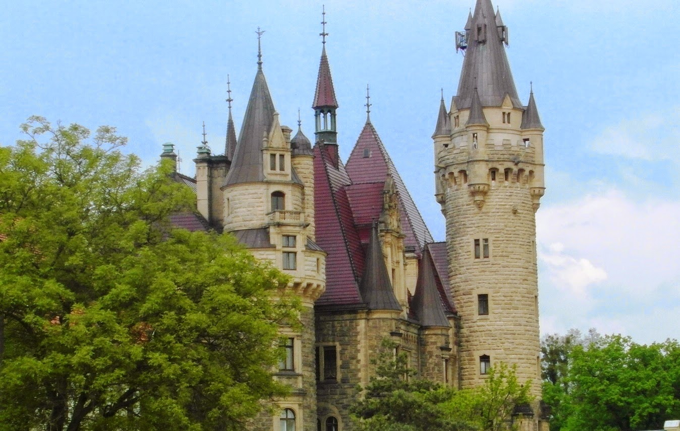 Zamek w Mosznej - widok od strony stadniny.