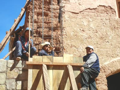 Arbeiter beim Zementieren des neuen Kirchturms in Esmoraca