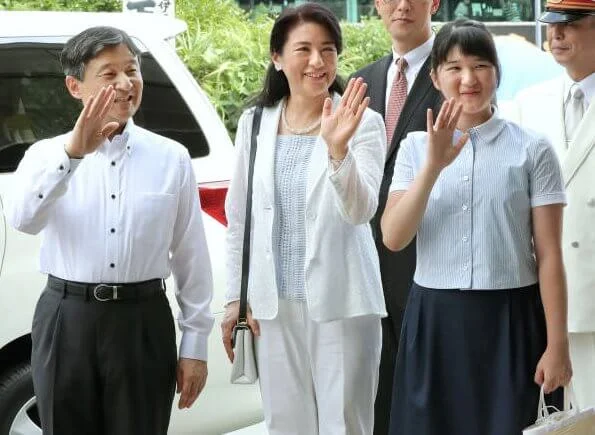Crown Prince Naruhito, Crown Princess Masako and Princess Aiko arrived at the Izuky-Shimoda Station for holiday