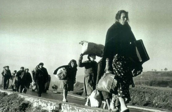 Refugiados malagueños en la carretera Málaga-Almería