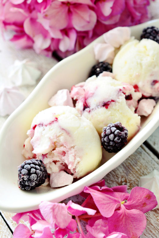 Kessy&amp;#39;s Pink Sugar: Frozen Joghurt Eton Mess mit Brombeersauce