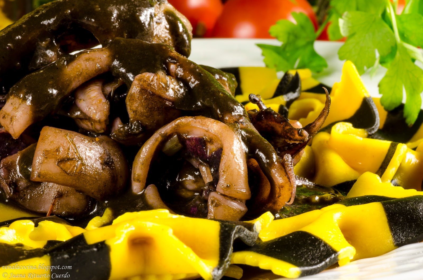 Pasta con calamares en su tinta