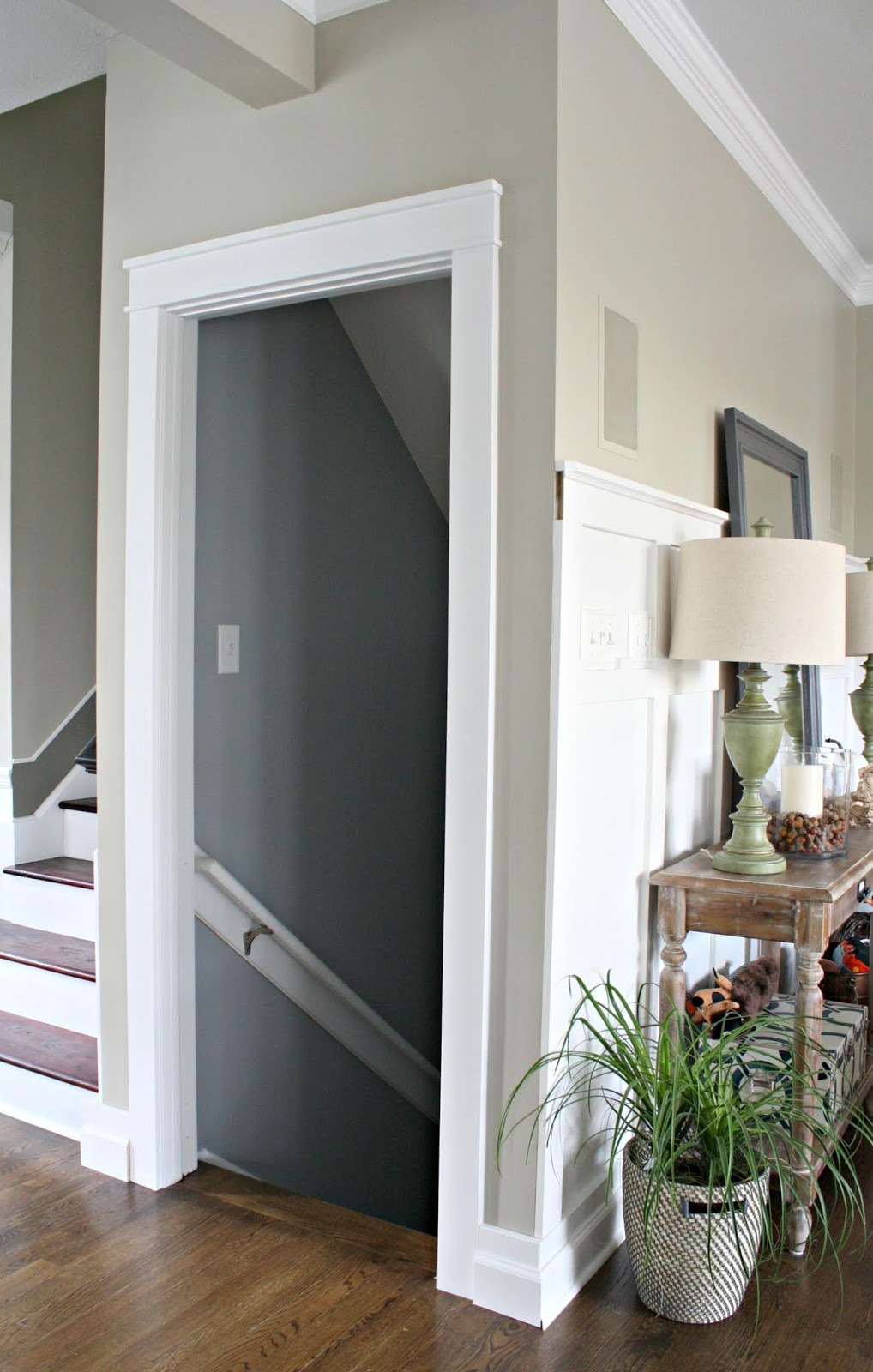DIY Craftsman chunky trim for large doorway | Thrifty Decor Chick