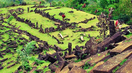 estructura megalítica Gunung Padang pirámide más antigua del planeta