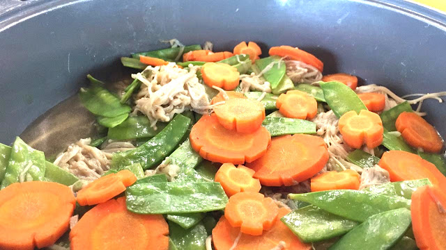Tumis kapri, wortel dan jamur enoki khas masakan Jepang Tumis kapri, wortel dan jamur enoki khas masakan Jepang