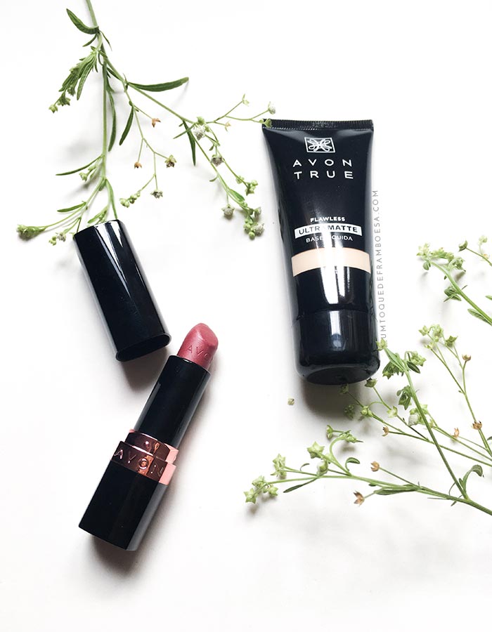 Produtos de maquiagem favoritos de 2018, a base ultramatte Avon True Color e o batom mattelizado Rosa Cristalino