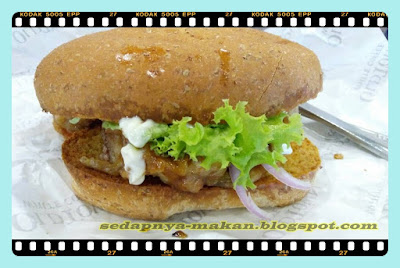 Black Pepper Sauce Chicken Wholemeal Bun - YANG REAL