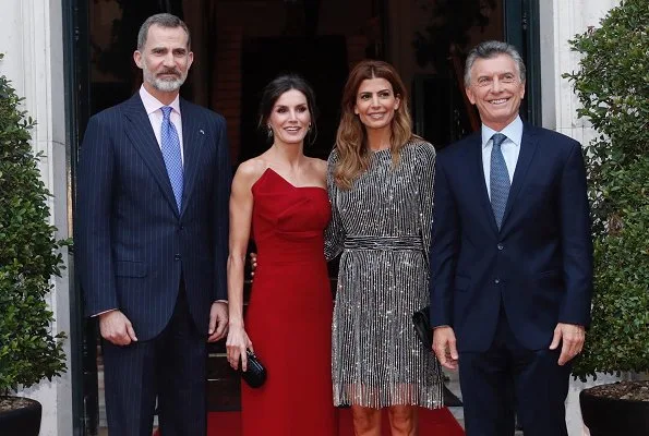 Queen Letşzşa wore a new red dress by Spanish designer Roberto Torretta. First Lady Juliana Awada is wearing grey squin dress