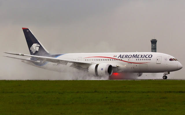 Aeromexico Boeing 787-8 Dreamliner Wet Landing