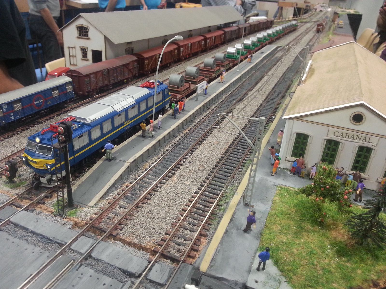 La sala Lametro de Colón expone una maqueta con trenes a escala H0 compuesta por treinta módulos