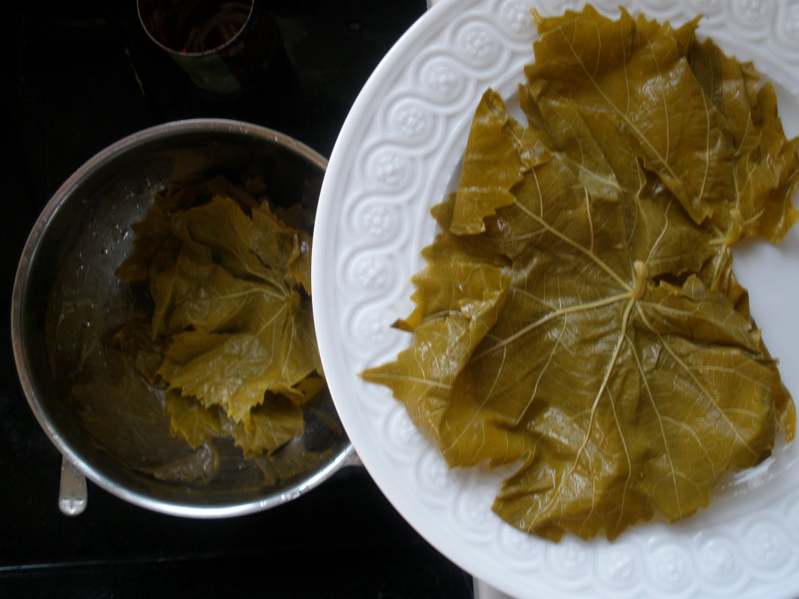 Долма азербайджанская в виноградных листьях. Рецепт долмы из виноградных листьев. Ленивая долма. Сколько варить виноградные листья. Долма в виноградных листьях.