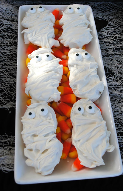 Nutter Butter mummies for your Halloween dessert table 