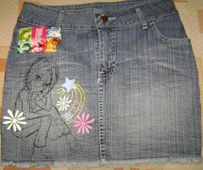 Minifalda jean Foto de minifalda jean con diseño de una mujer, flores y estrella