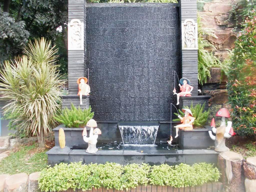 Taman Minimalis Dengan Kolam Ikan di Depan Rumah Taman Minimalis Dengan Kolam Ikan di Depan Rumah