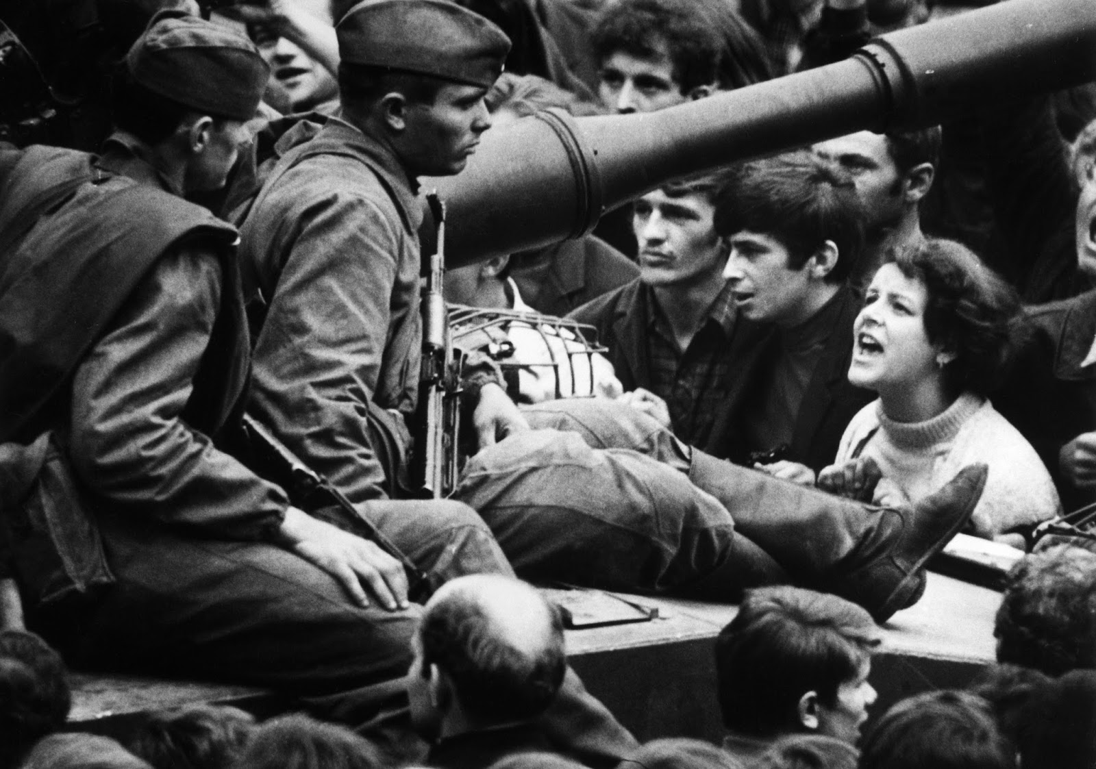 Операция «Дунай». Чехословакия, 1968 год.. Советские солдаты в Праге 1968.