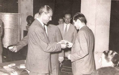Entrega de medalla a Vasco Santos en 1951