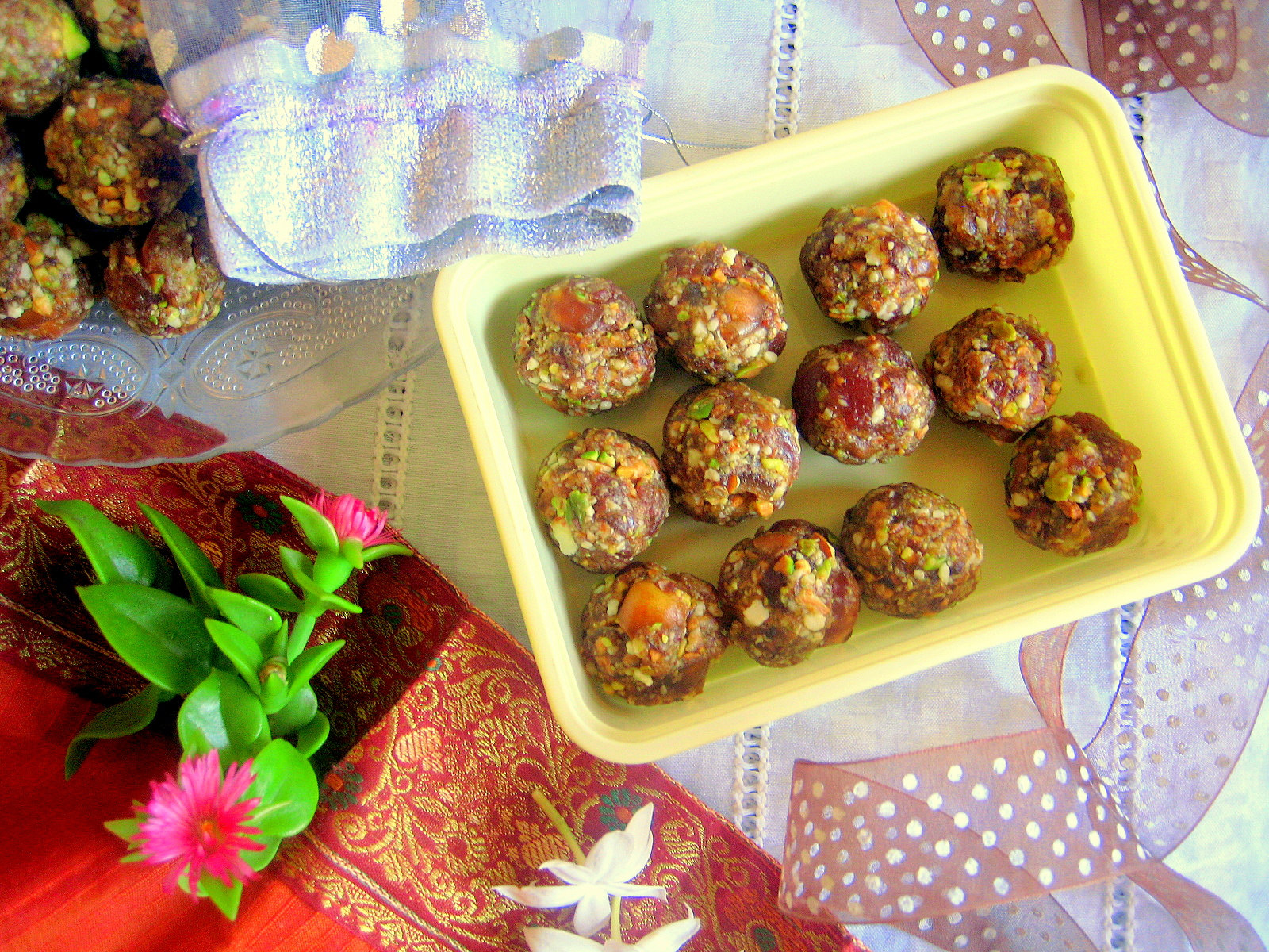 madhuri's kitchen Dates and Nuts Ladoo / Healthy Ladoo