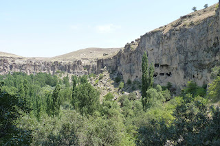 Aquí se aprecian las iglesias excavadas en la roca. Aquí se aprecian las iglesias excavadas en la roca.