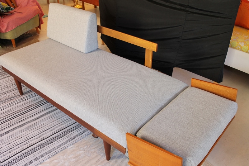 Butiken Blue Corner 50,60 tals dagbädd soffa i grått och teak Butiken Blue Corner 50,60 tals dagbädd soffa i grått och teak