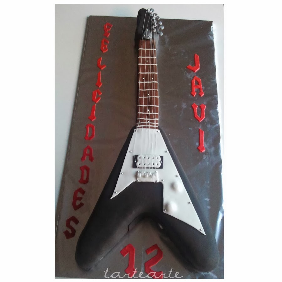 http://tartearte.blogspot.com.es/2013/11/tarta-guitarra-electrica-y-mesa-dulce.html