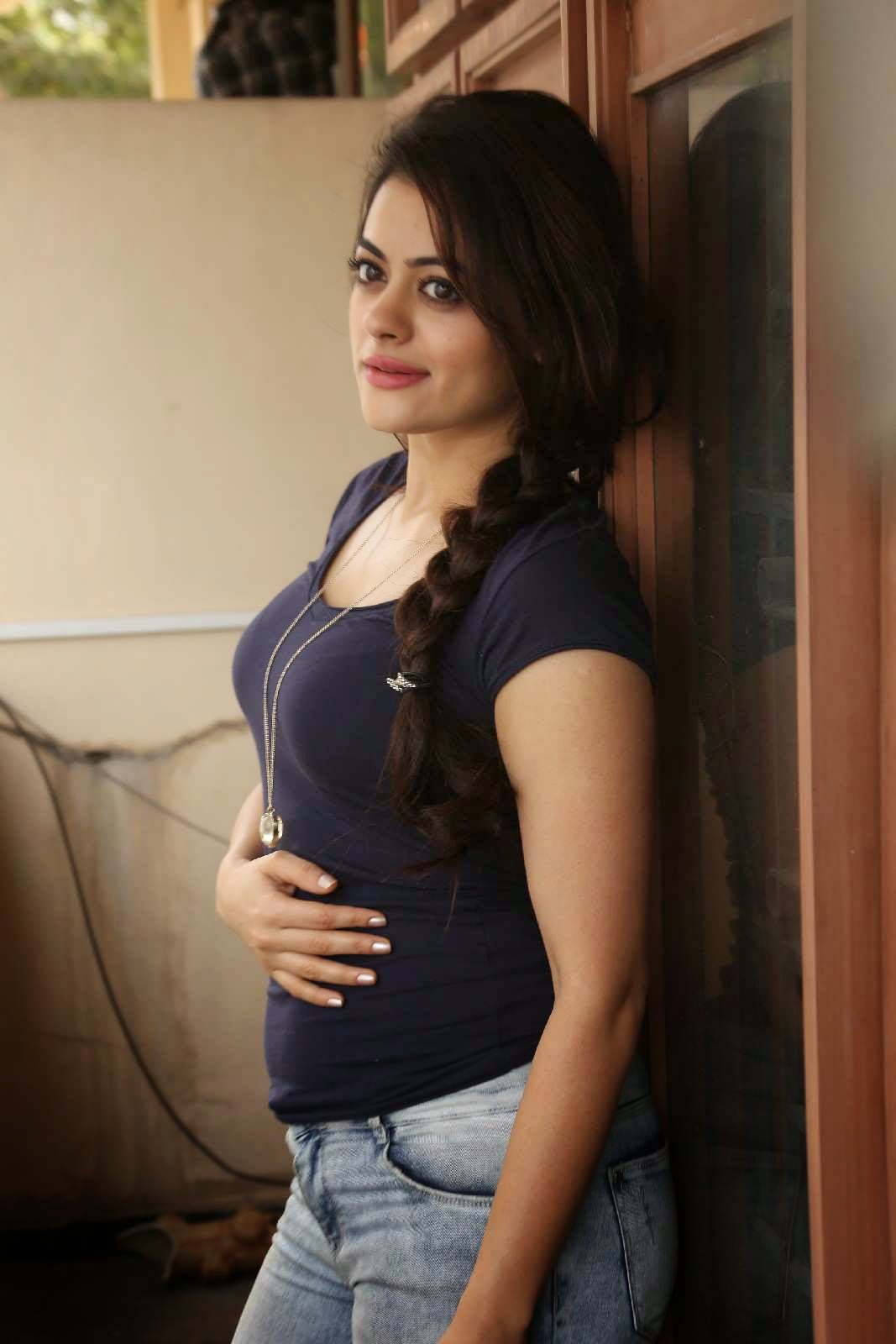 Actress-Shruti-Sodhi--Stills-in-Jeans-at