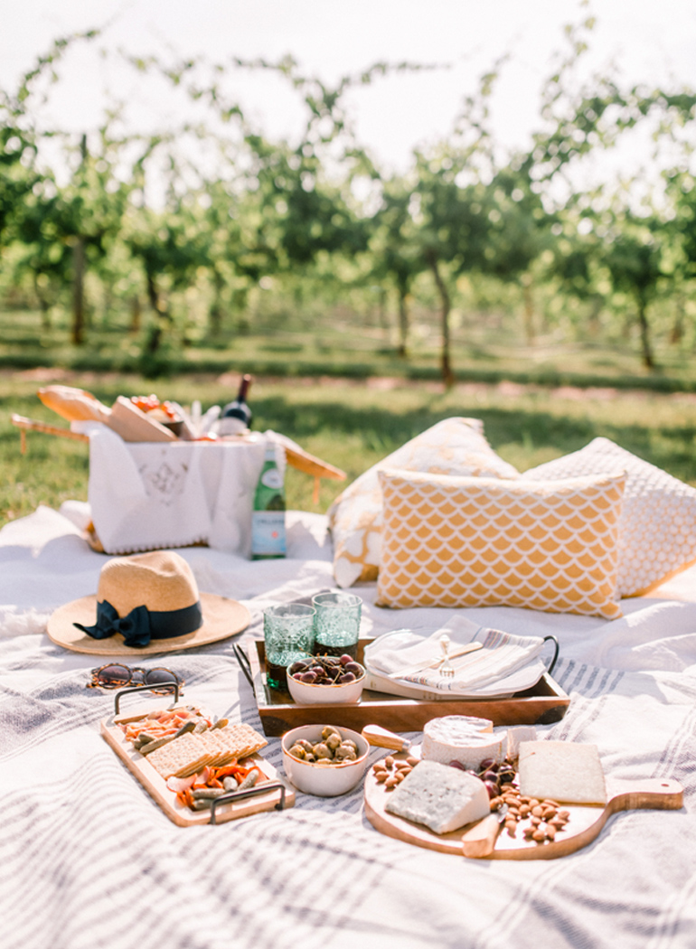 http://www.stylemepretty.com/2016/09/24/the-sweetest-picnic-proposal/