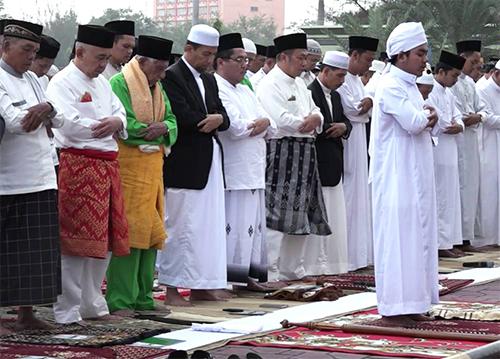 Rangkain Tata Cara Bacaan Doa Niat Sholat Idul Fitri 2019 ...