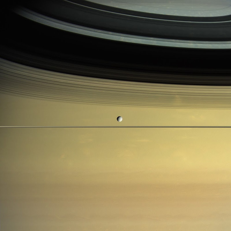 Hình ảnh này từ tàu vũ trụ Cassini của NASA cho thấy hệ thống vành đai của Sao Thổ cùng những đám mây ở thượng tầng khí quyển của hành tinh, trong khi mặt trăng Dione - vệ tinh lớn thứ tư của Sao Thổ - đang quay quanh hành tinh chủ trên quỹ đạo của mình và nằm bên dưới chiếc vành đai. Cassini đã đâm vào hành tinh này vào năm 2017 và kết thúc sứ mệnh của mình, hình ảnh này được chụp vào năm 2015 khi con tàu đang ở độ cao khoảng 800.000 km so với Dione. Hình ảnh: NASA/JPL-Caltech/SSI/Kevin M. Gill. Hình ảnh này từ tàu vũ trụ Cassini của NASA cho thấy hệ thống vành đai của Sao Thổ cùng những đám mây ở thượng tầng khí quyển của hành tinh, trong khi mặt trăng Dione - vệ tinh lớn thứ tư của Sao Thổ - đang quay quanh hành tinh chủ trên quỹ đạo của mình và nằm bên dưới chiếc vành đai. Cassini đã đâm vào hành tinh này vào năm 2017 và kết thúc sứ mệnh của mình, hình ảnh này được chụp vào năm 2015 khi con tàu đang ở độ cao khoảng 800.000 km so với Dione. Hình ảnh: NASA/JPL-Caltech/SSI/Kevin M. Gill.