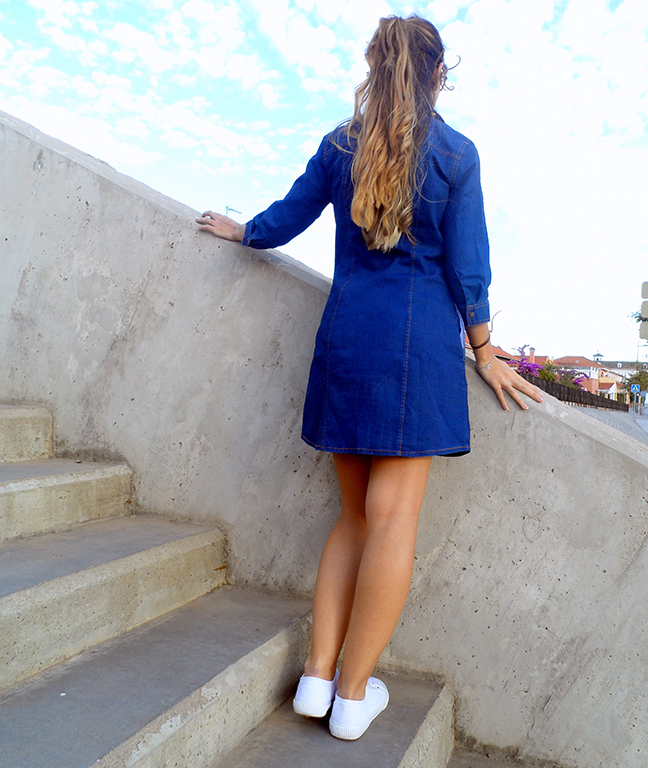 Vestido vaquero abrochado por botones delanteros y sneakers blancas
