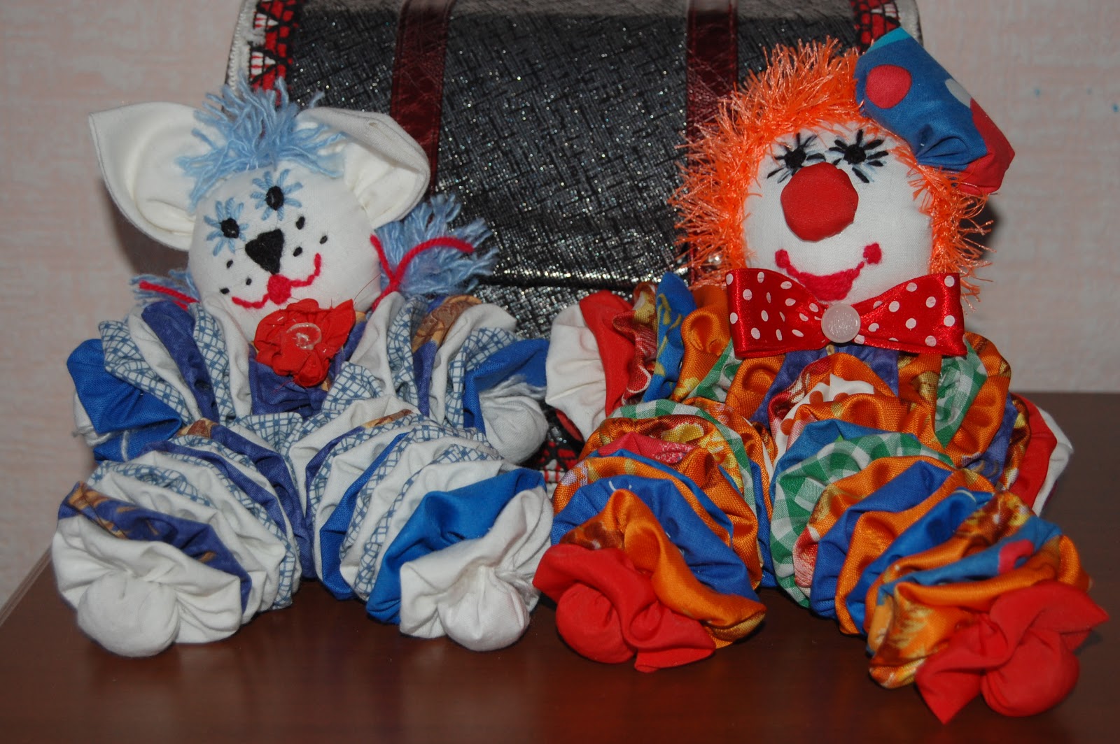 Клоуны сшить. Лоскутное шитье сшить клоуна своими. Сшить клоуна из ткани. Сшить клоуна своими руками игрушка из ткани. Шитье клоуна из крухлово цветного материала.