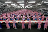 Bir fabrikada çalışan işçiler