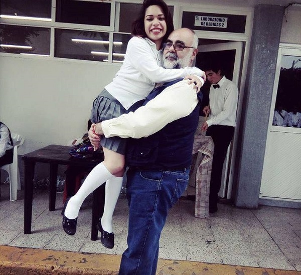 El sostén el pequeño pecho