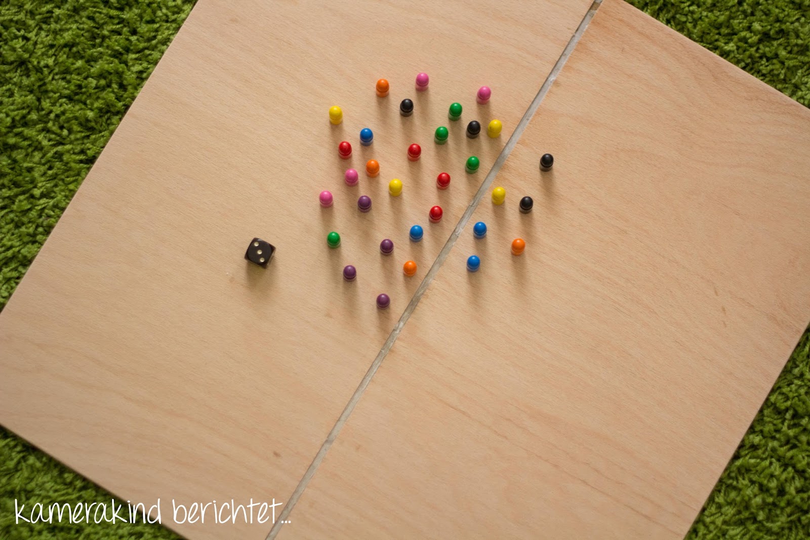 Unbemaltes Spielbrett aus Holz Vorbereitungen Mensch-Ärgere-Dich-Nicht-Spiel