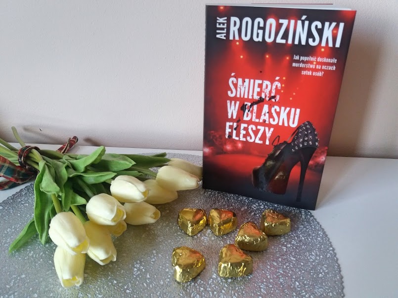 Miej oczy szeroko otwarte: "Śmierć w blasku fleszy" - Alek Rogoziński