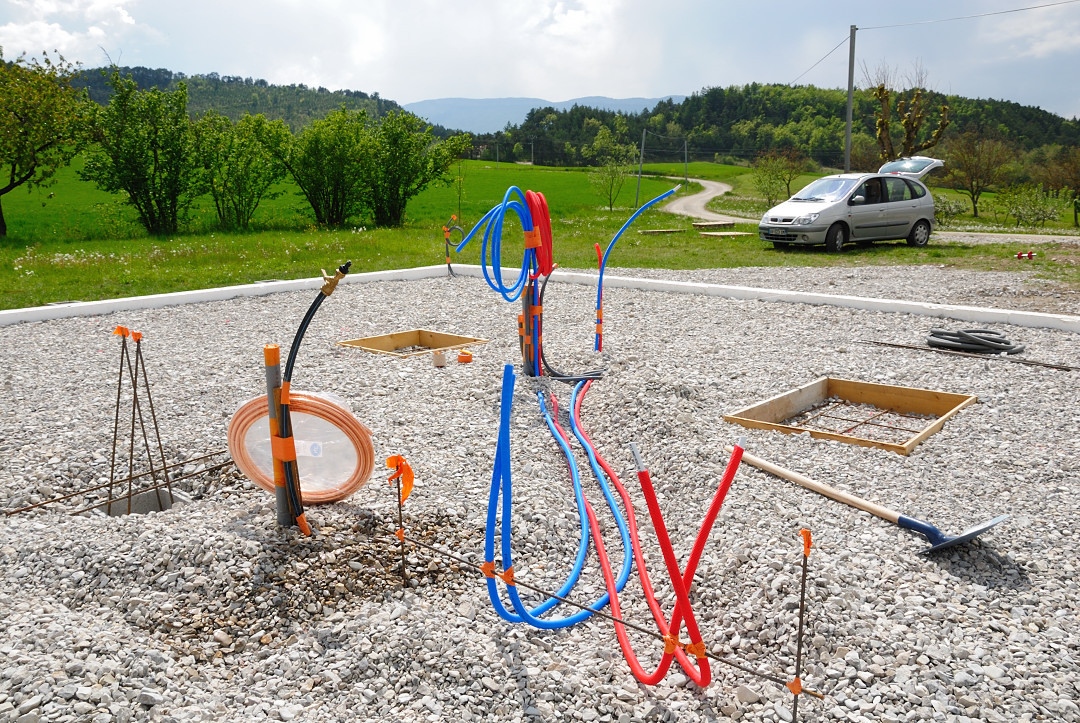 paille en diois Pose des gaines d'eau et d'électricité