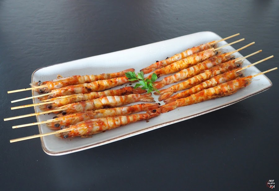 Langostinos a la plancha aderezados con una sabrosa y picante mermelada de chiles