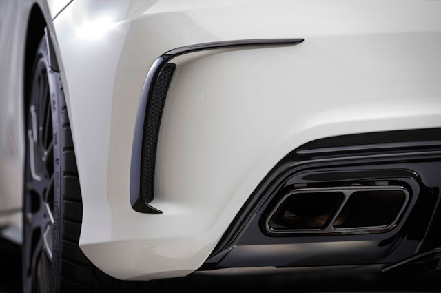 Ống xả kép Mercedes AMG A45 4MATIC 2019 Mercedes AMG A45 4MATIC 2019 có Ống xả kép kết hợp với vè chắn gió thiết kế thể thao