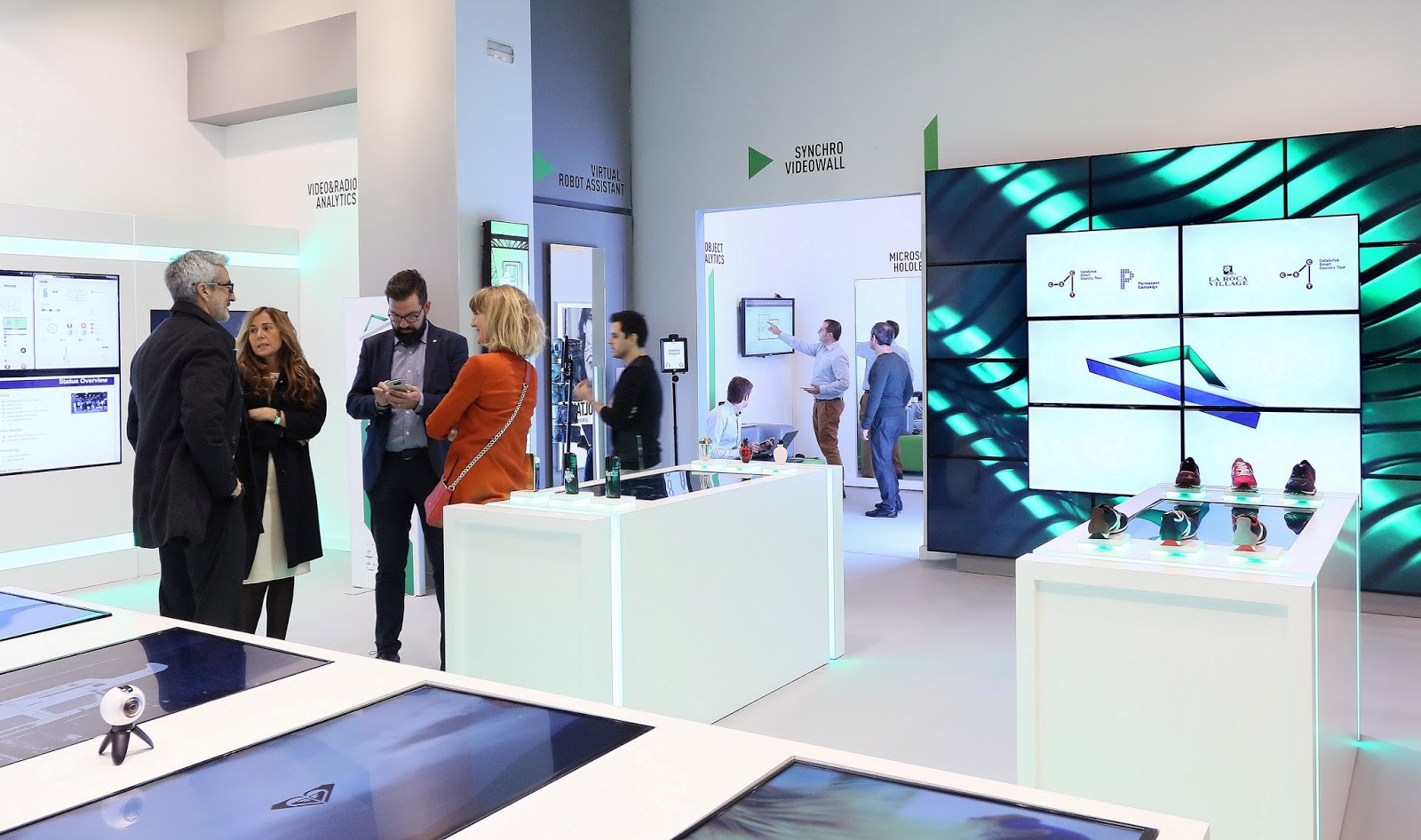 Roca Village el primer laboratorio de innovación "Smart Boutique" Suits & Shirts Suits Shirts